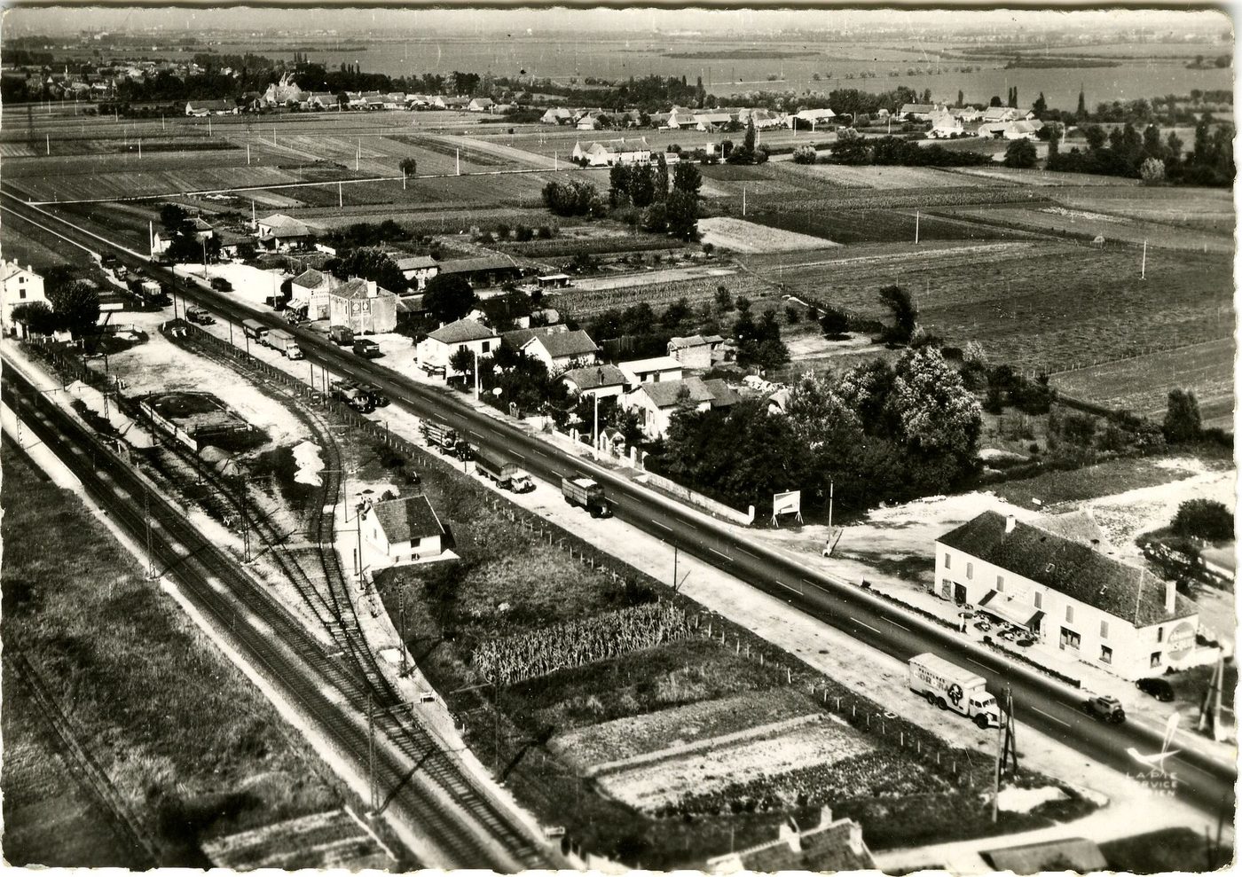 En avion dessus de ...Varennes-le-Grand. Les hôtels sur la route nationale N°6.