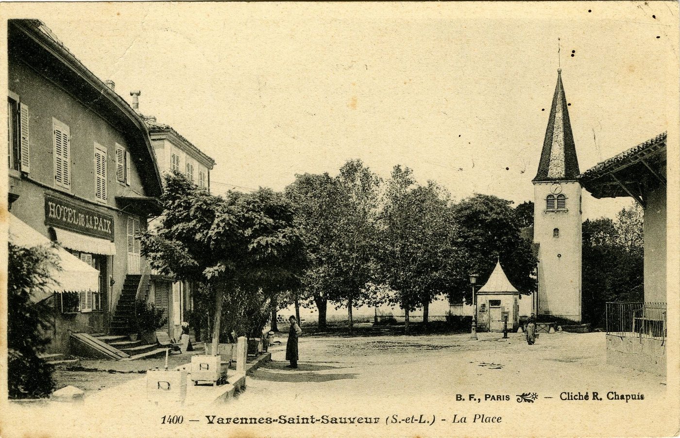 Varennes-Saint-Sauveur. La place.