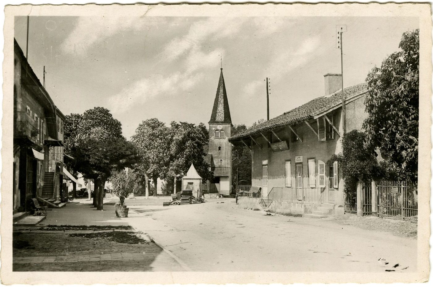 Varennes-Saint-Sauveur. La place.