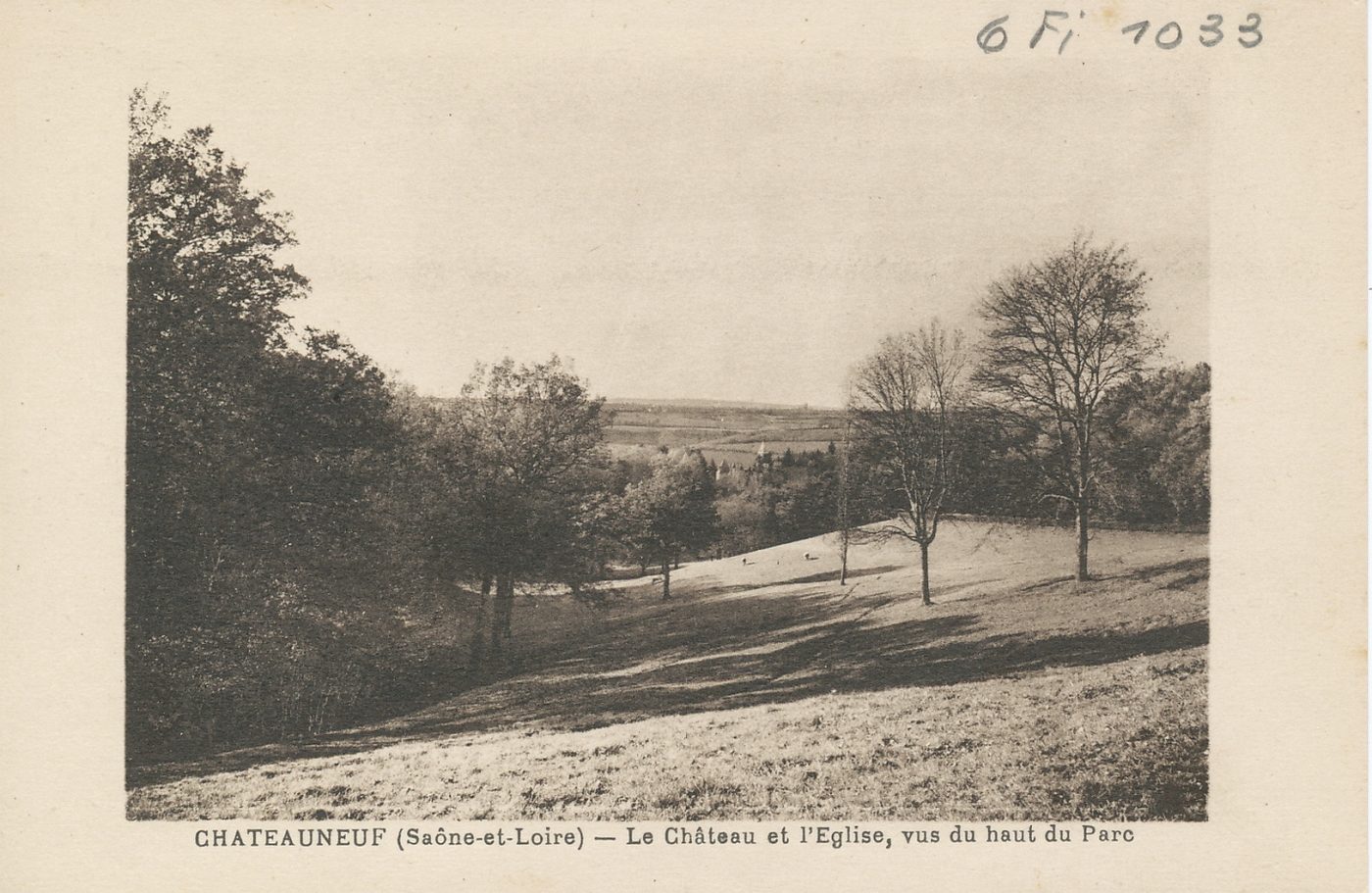 Châteauneuf. Le château et l'église, vus du haut du parc.
