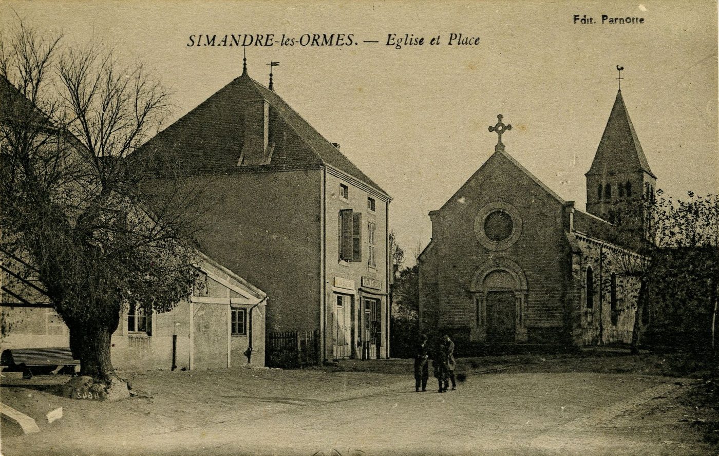 Simandre-lès-Ormes. Eglise et place.