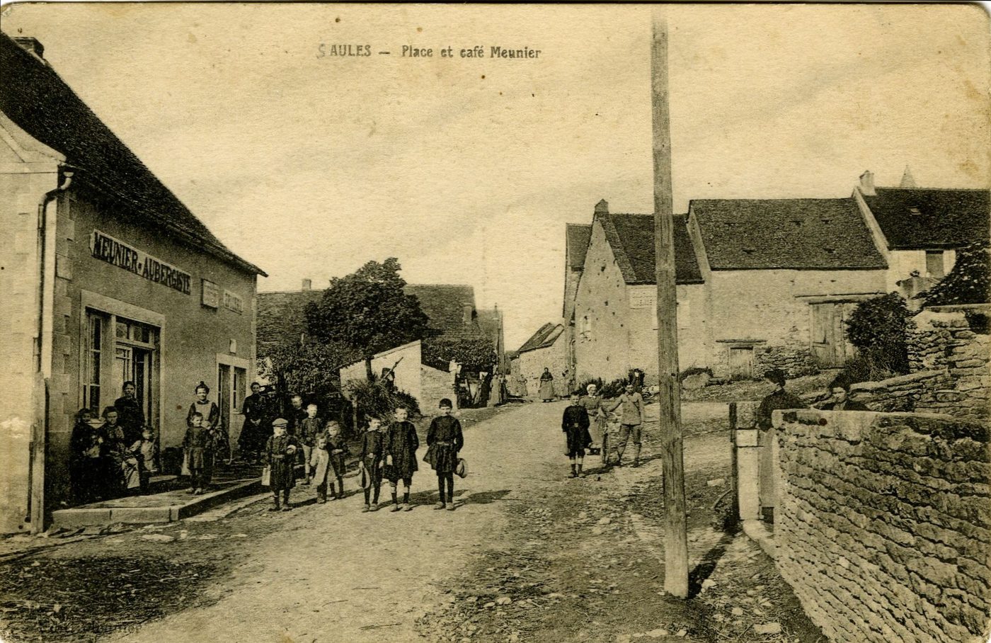 Saules. Place et café Meunier.