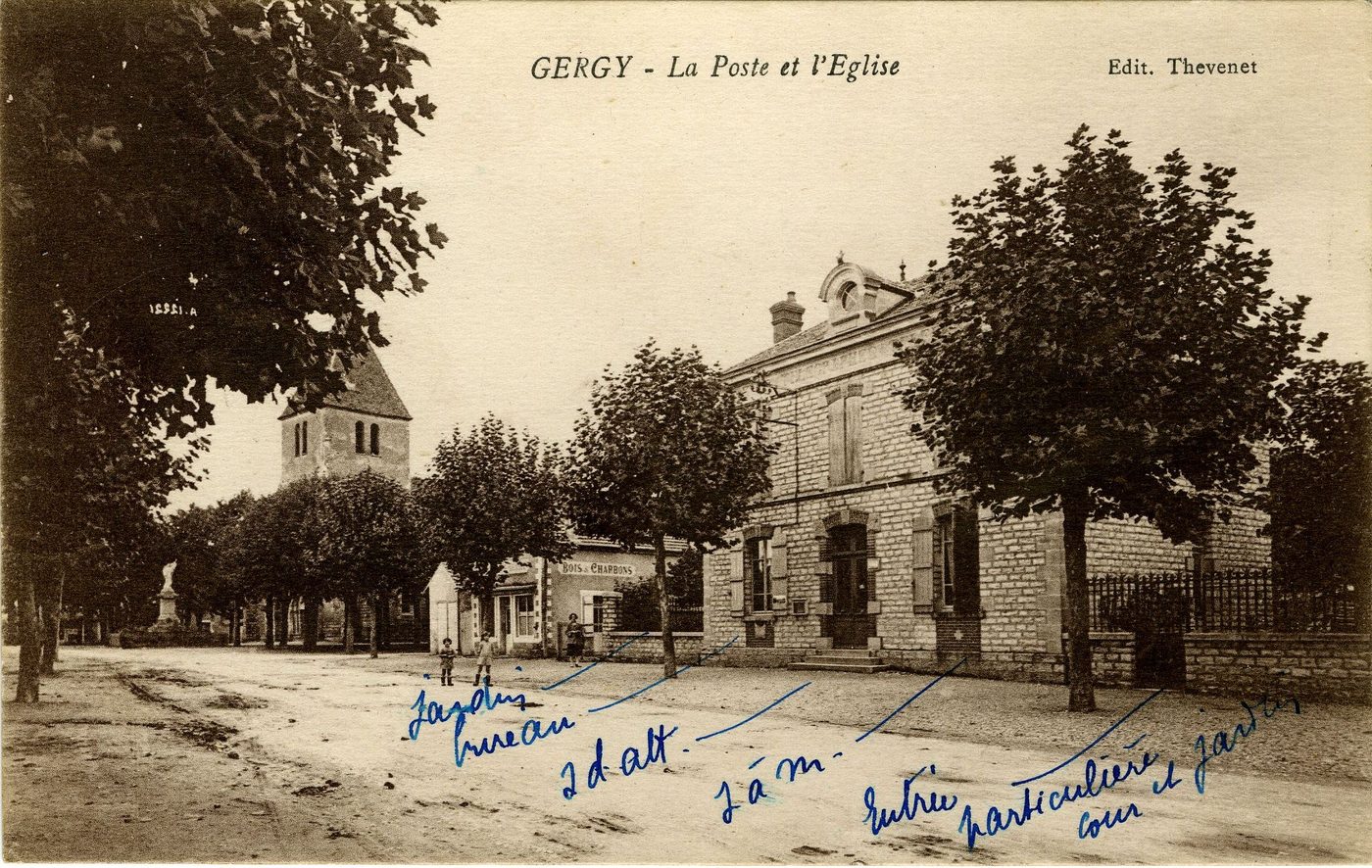 Gergy. La poste et l'église.