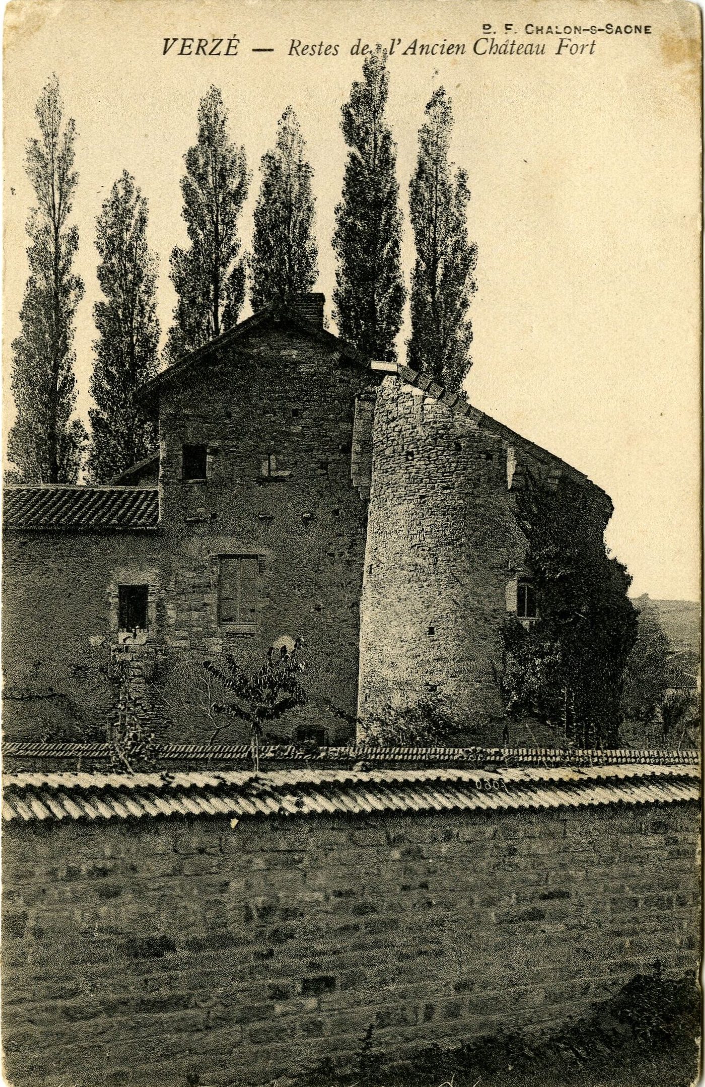 Verzé. Reste de l'ancien château fort.