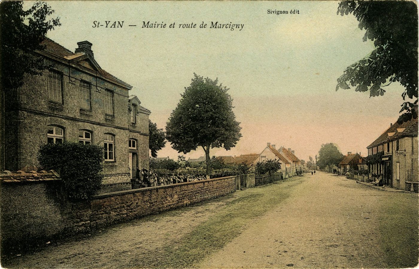 Saint-Yan. Mairie et route de Marcigny.