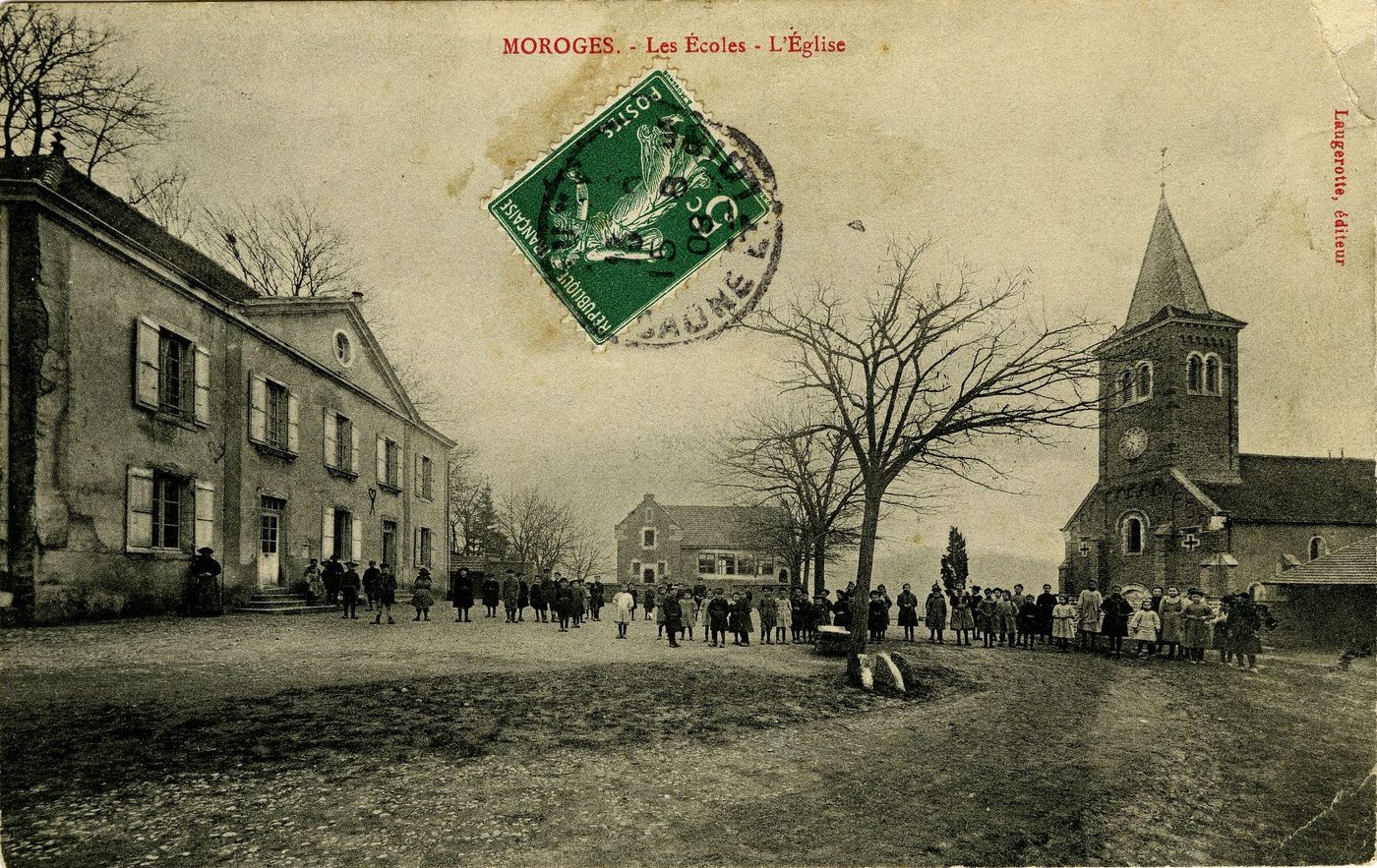 Moroges. Les écoles, l'église.