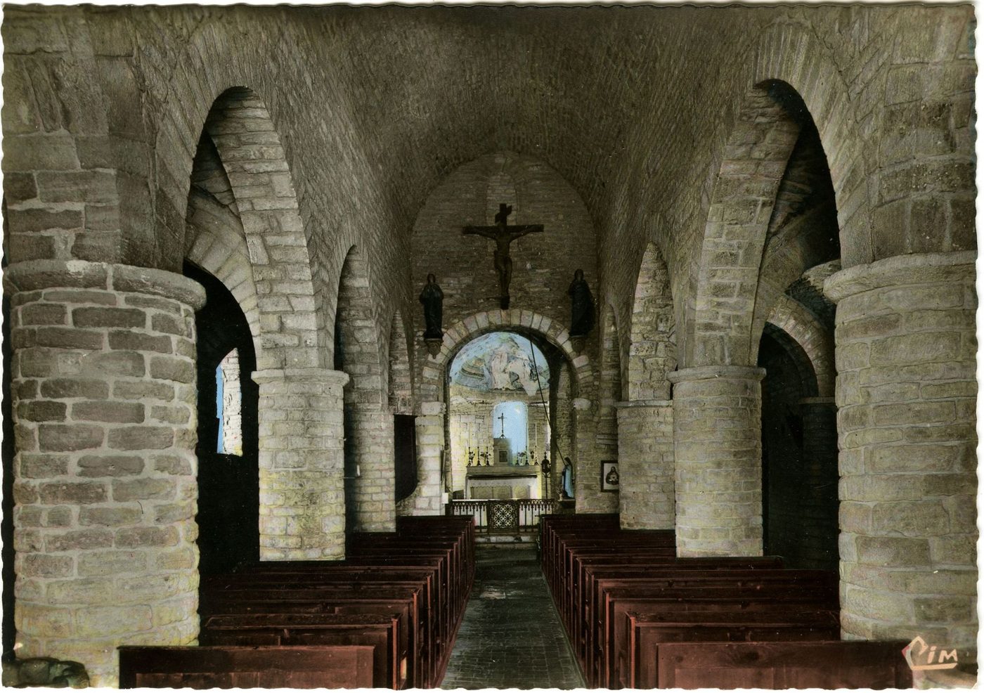 Farges-lès-Mâcon. La chapelle de Saint-Barthelémy cédée en 931, contre échange, par le comte Albéric à l'évêque de Mâcon, a été remplacée au XIe s. par l'église actuelle à trois nefs et transepts. Son constructeur est sans doute Gerlanns, architecte présumé de l'église abbatiale de Tournus, avec laquelle elle représente une analogie frappante. A l'intérieur on voit un joli bénitier roman, dont les figurines et les dessins sont sculptés en creux.