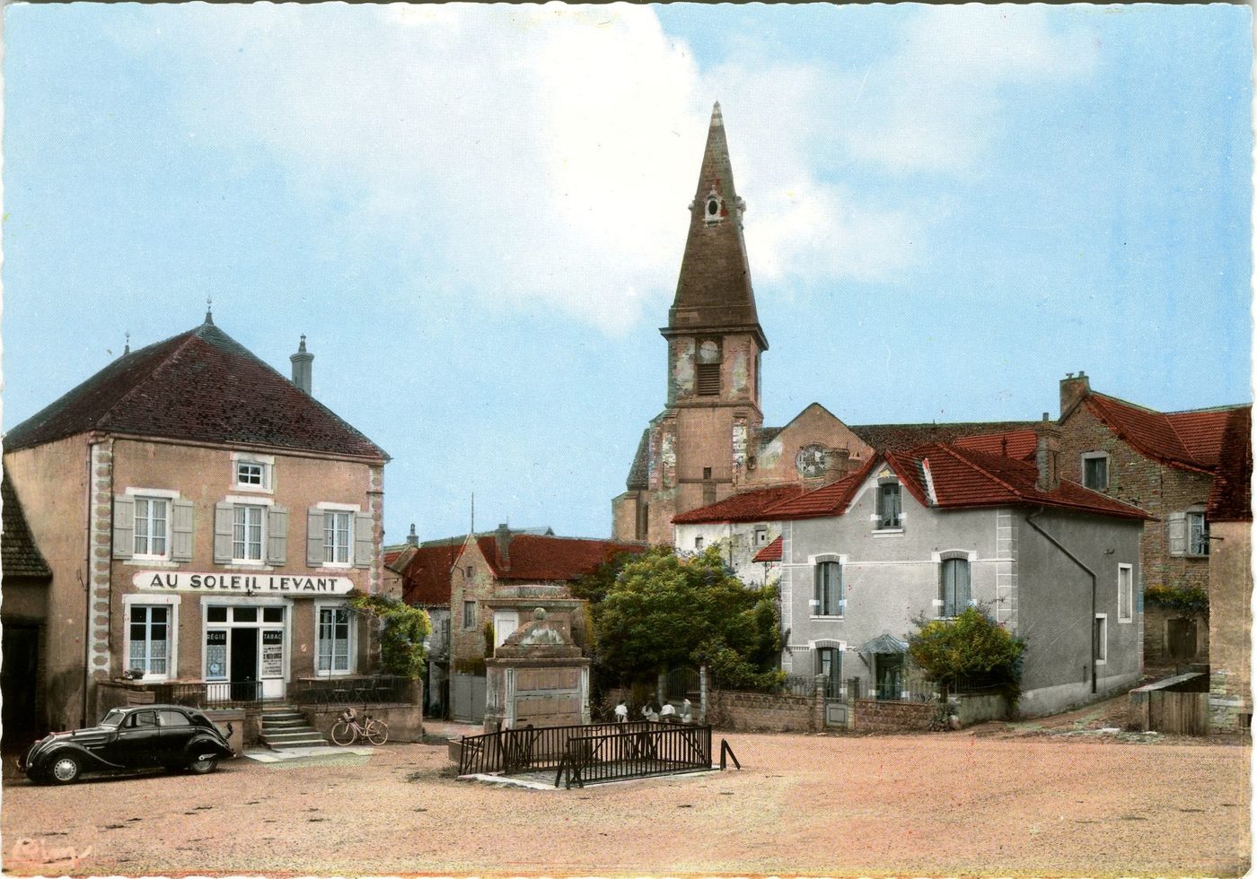 Etrigny. La place.