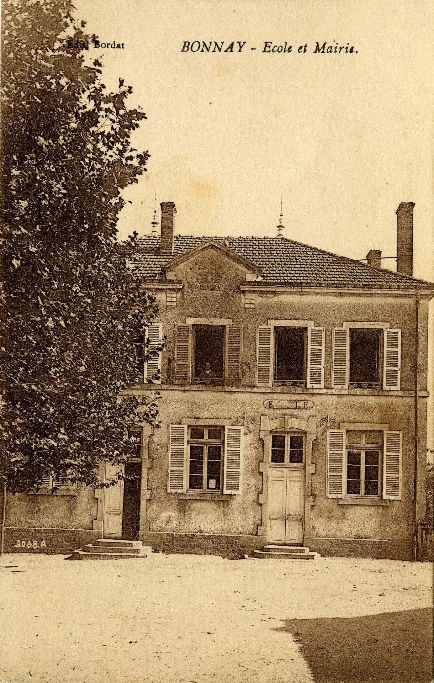 Bonnay. Ecole et mairie.