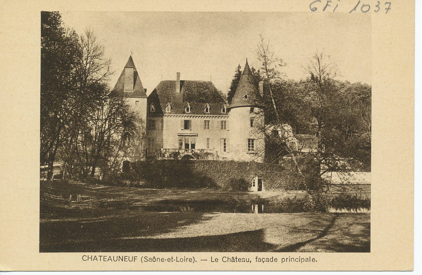 Châteauneuf. Le château, façade principale.