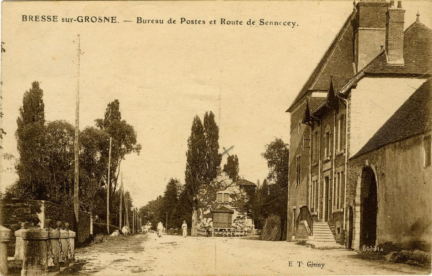 Bresse-sur-Grosne. Bureau de poste et route de Sennecey.