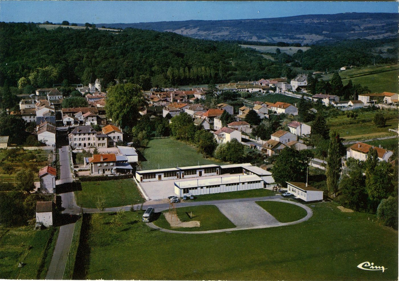 Lugny. Vue panoramique aérienne. Le stade.