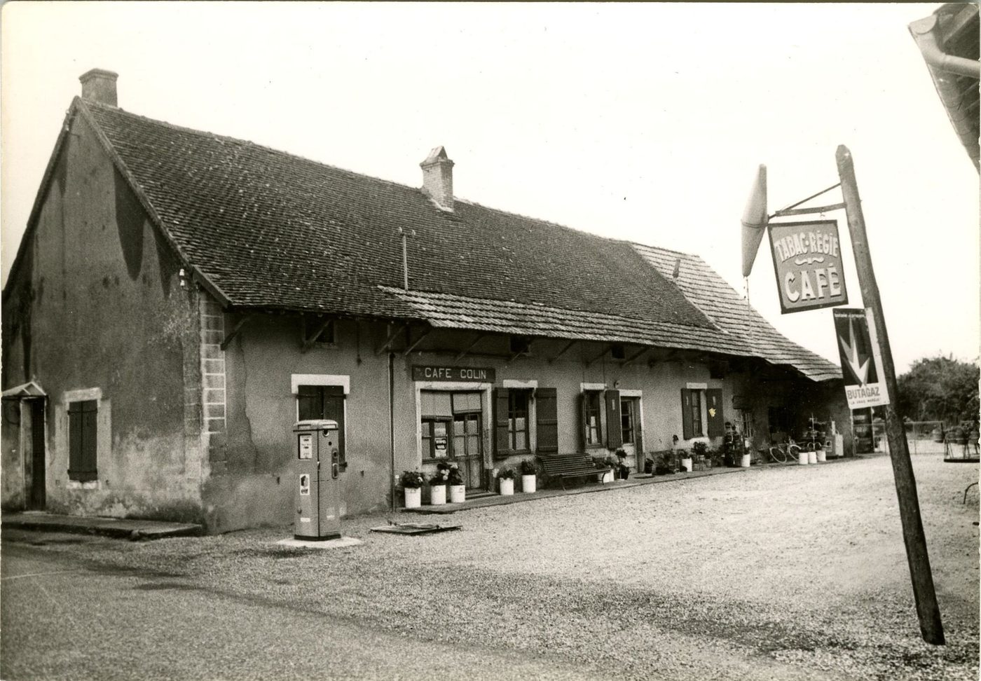 Huilly. Café-tabac. Tél 11 à Loisy.