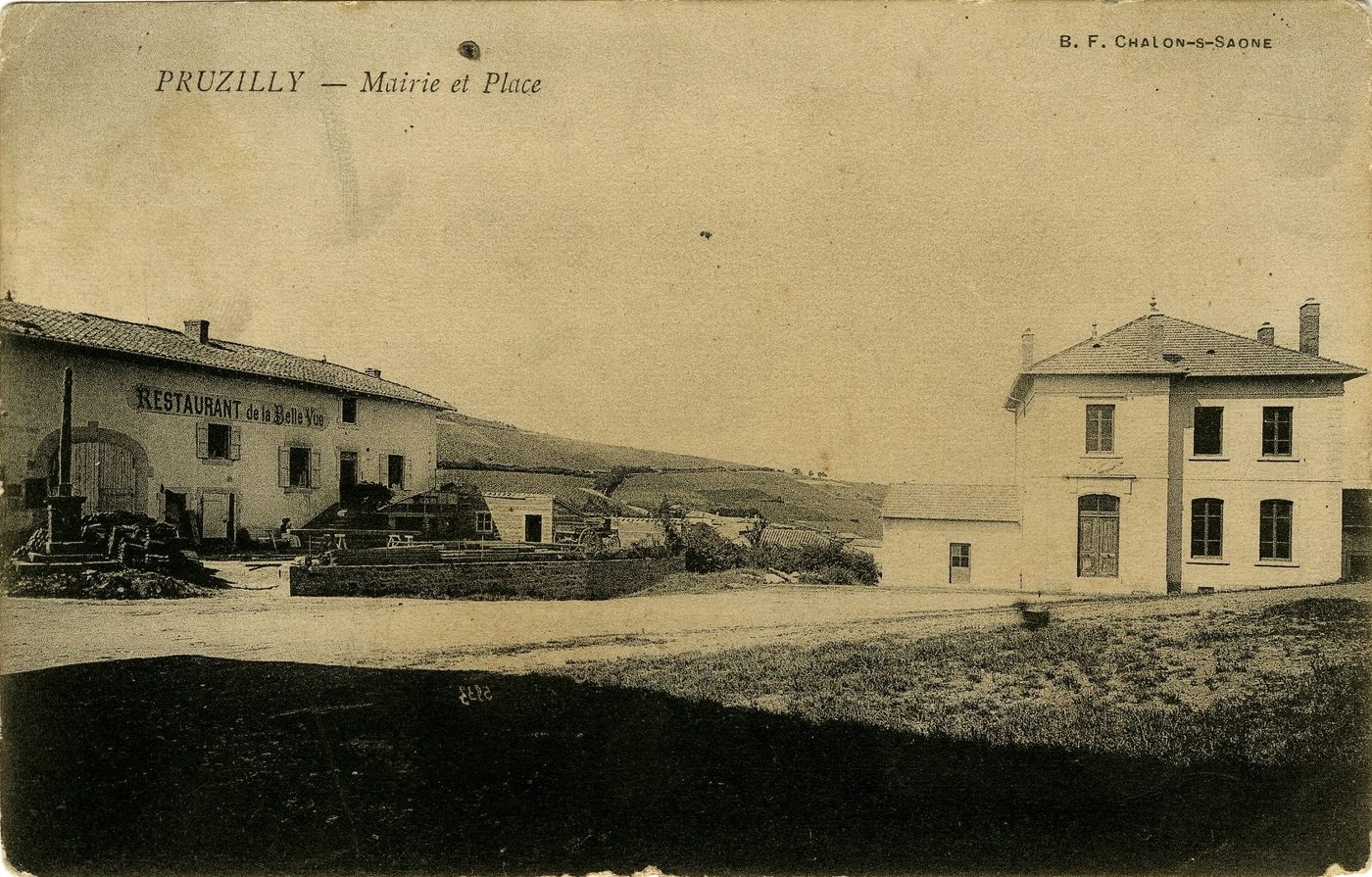 Pruzilly. Mairie et place.