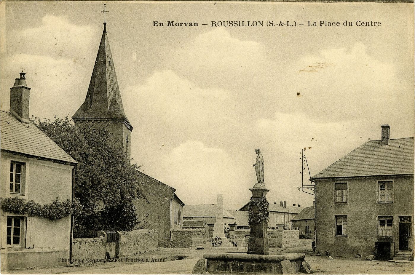 En Morvan. Roussillon. La place du centre.