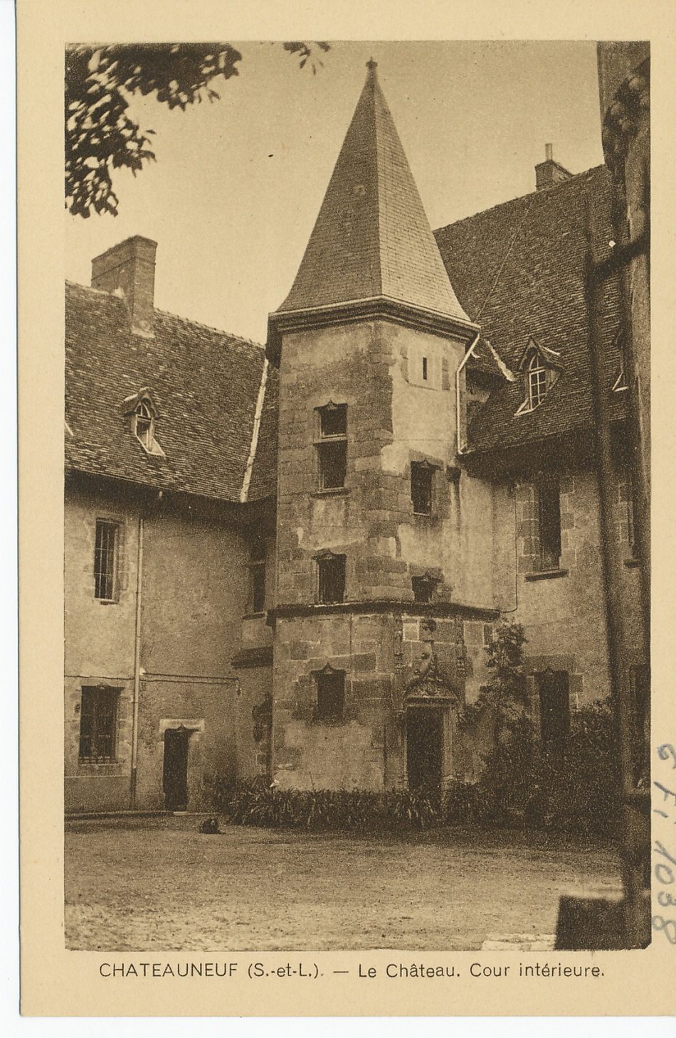 Châteauneuf. Le château. Cour intérieure.
