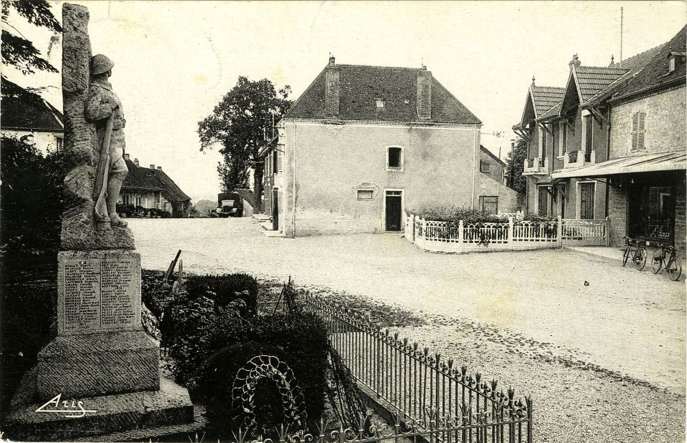 Savigny-en-Revermont. Le monument et la place.