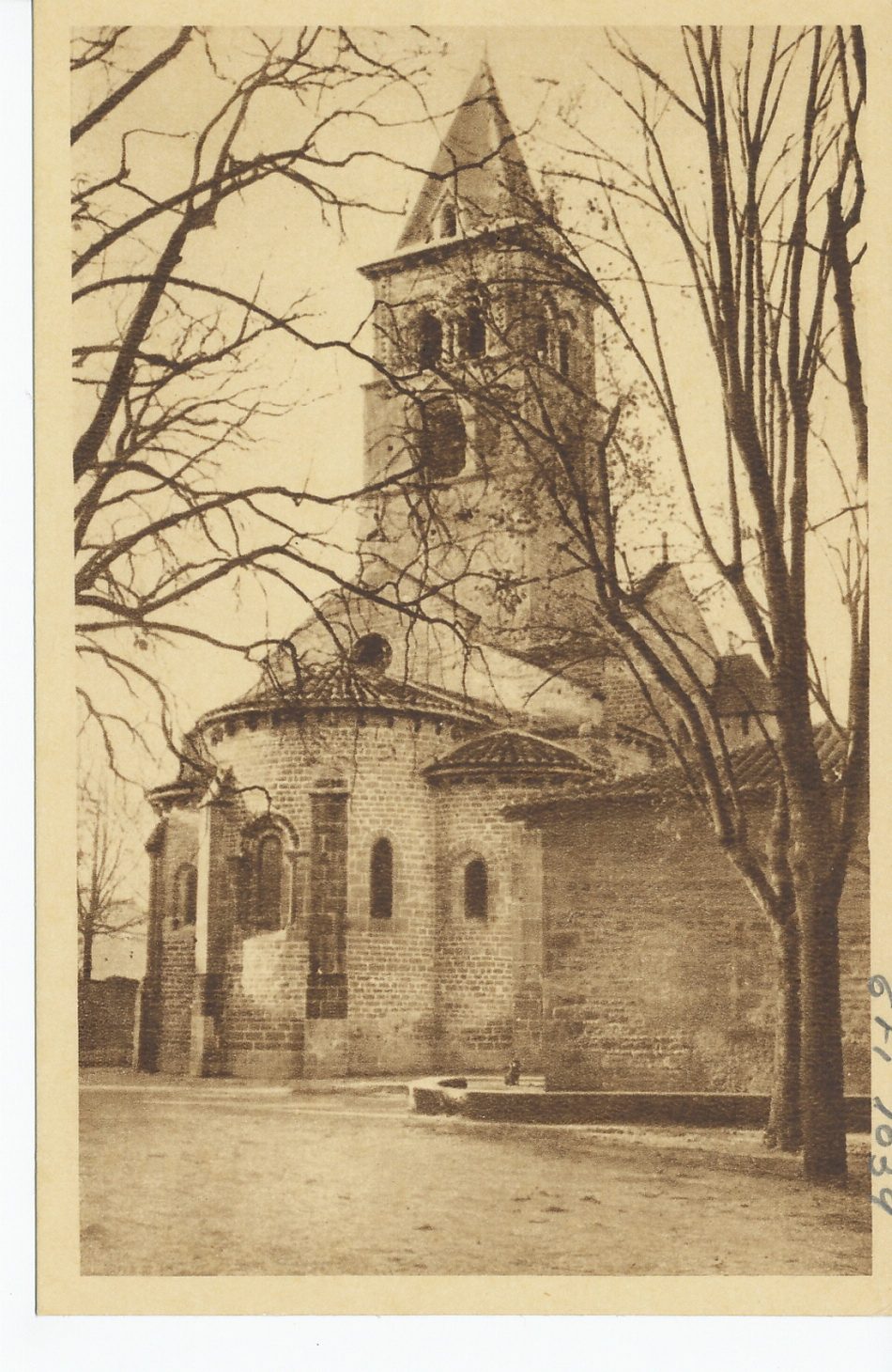 Châteauneuf. L'église (monument historique, XIe s.)