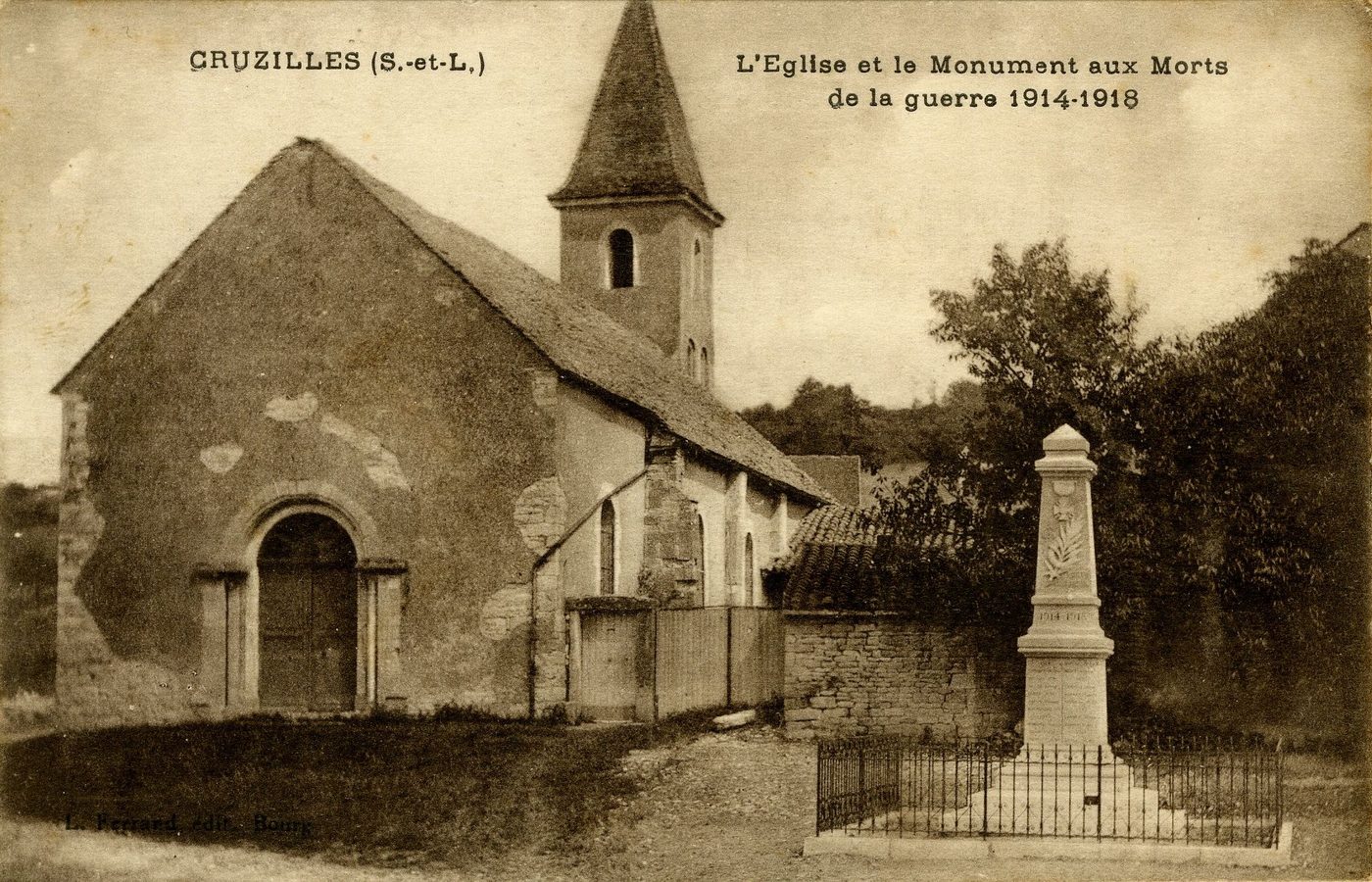 Cruzilles. L'église et le monument aux morts de la guerre 1914-1918.