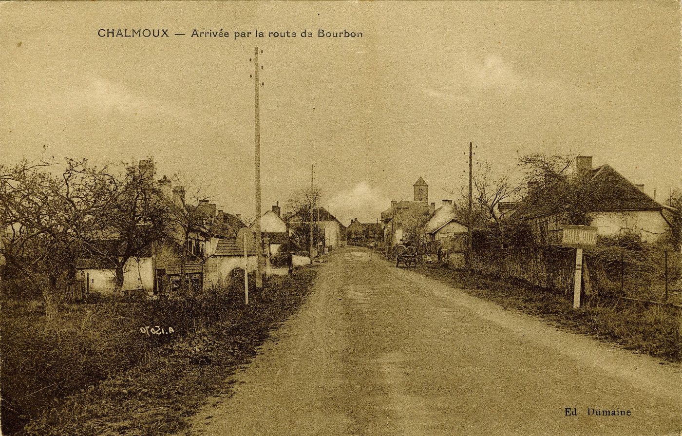 Chalmoux. Arrivée par la route de Bourbon.