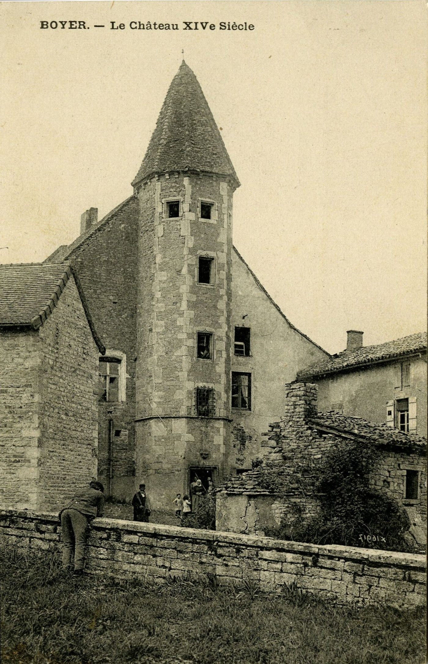 Boyer. Le château XIVe s.