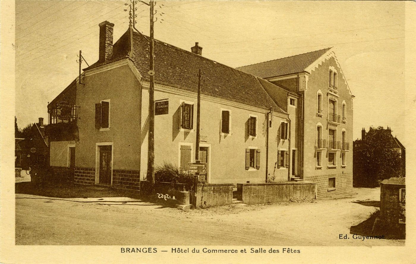 Branges. Hôtel du commerce et salle des fêtes.