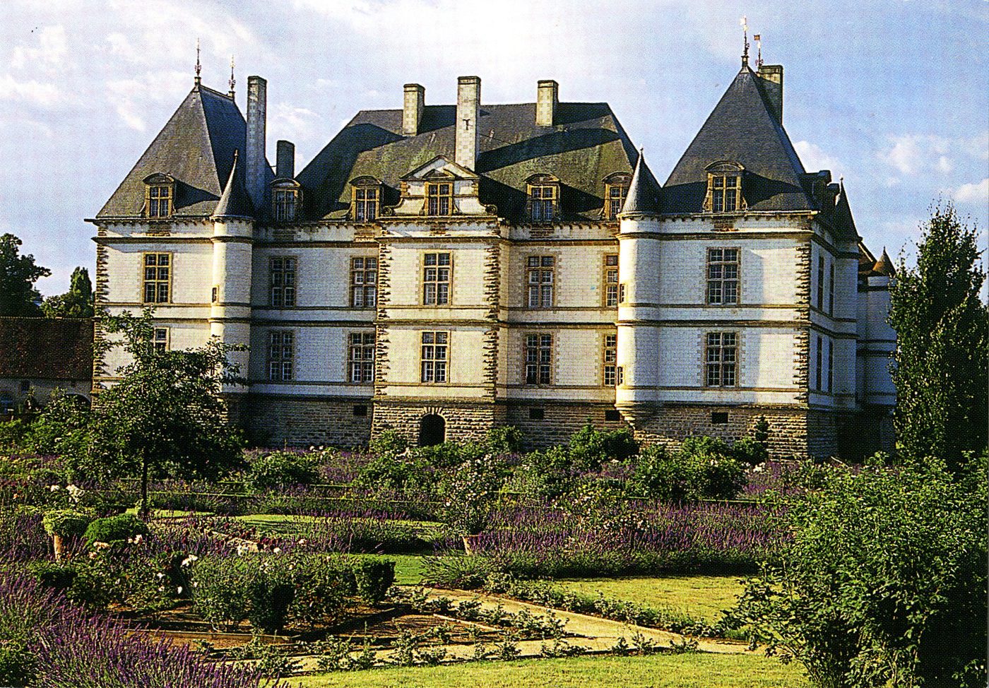 Château de Cormatin. Façade nord (1614-1625), attribuée à Jacques II, attribuée à Jacques II Androuet du Cerceau et Jacques Gentilhâtre.