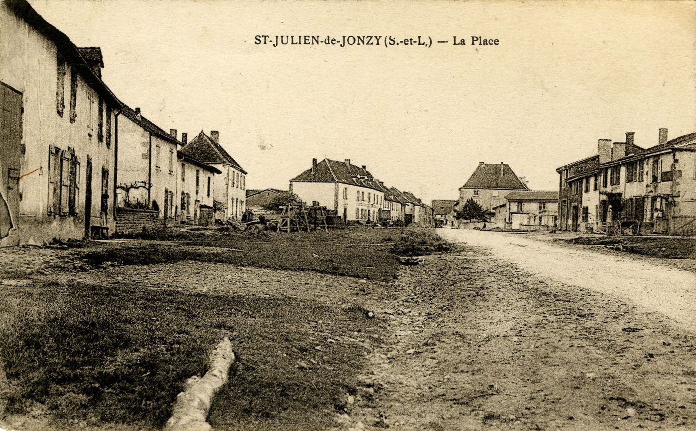 Saint-Julien-de-Jonzy. La place.