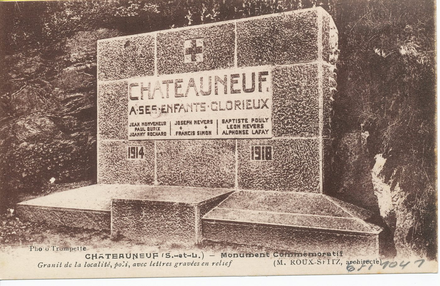 Châteauneuf. Monument commémoratif. Granit de la localité, poli, avec lettres gravées en relief.