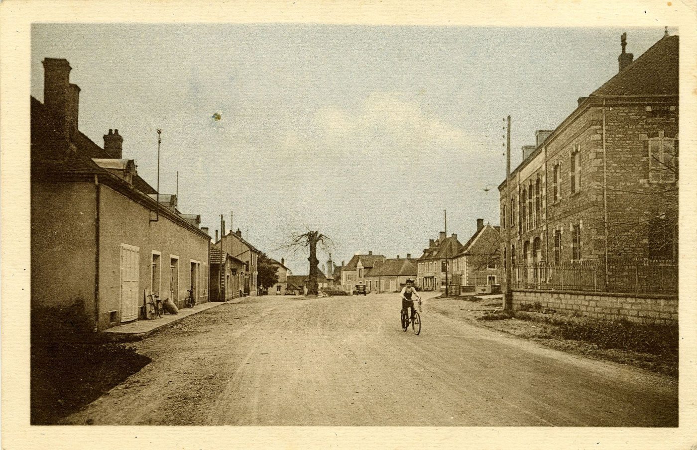 Saint-Etienne-en-Bresse. Grande rue.