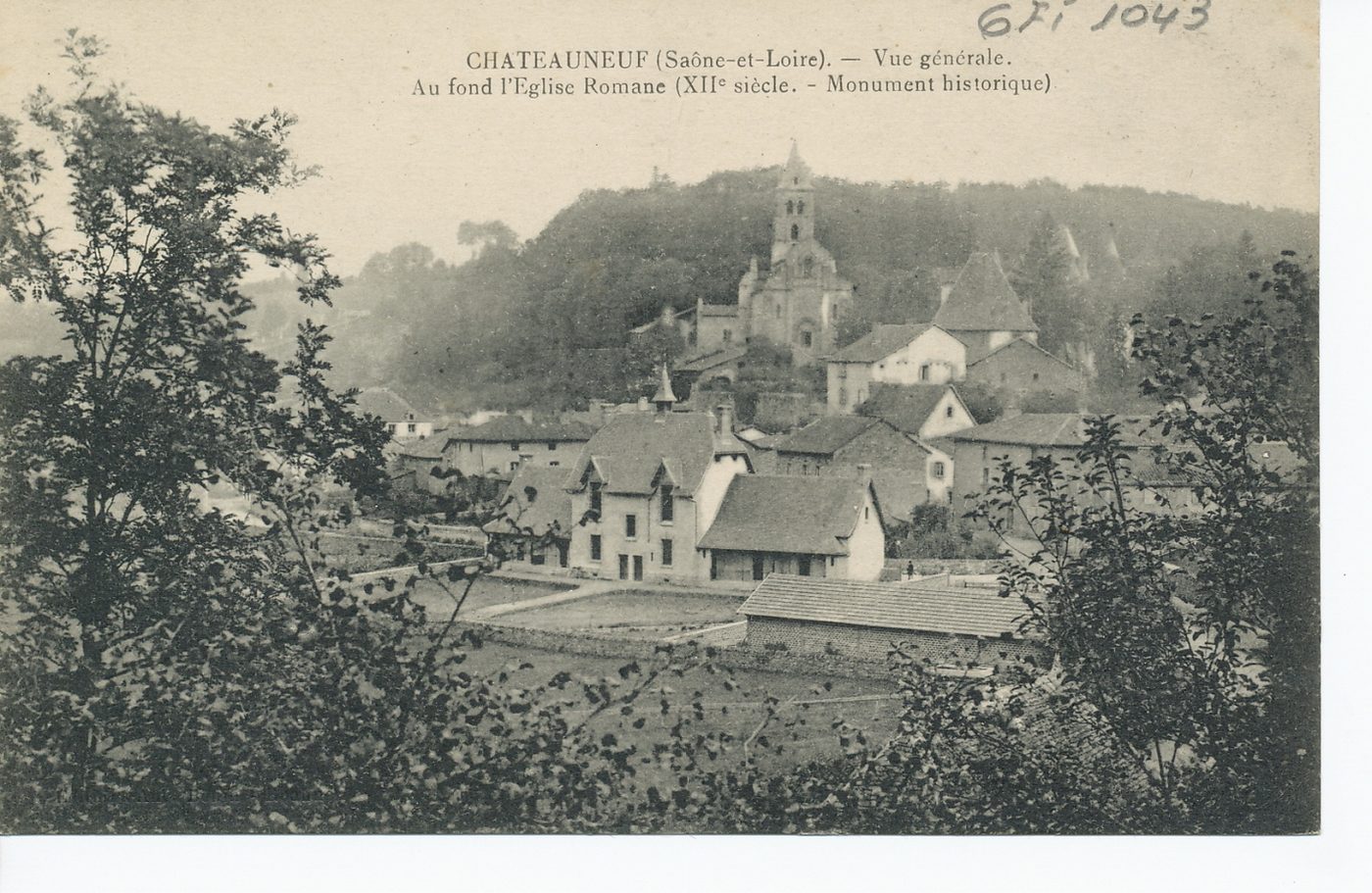 Châteauneuf. Vue générale. Au fond l'église romane. (XIIe s., monument historique)