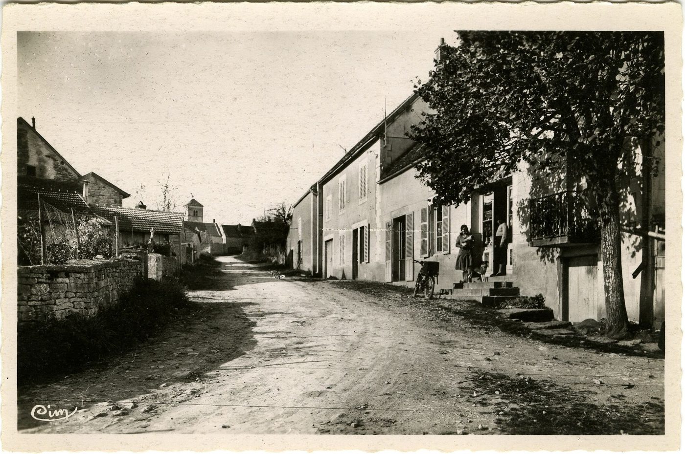 Curtil-sous-Burnand. Chemin de l'église.