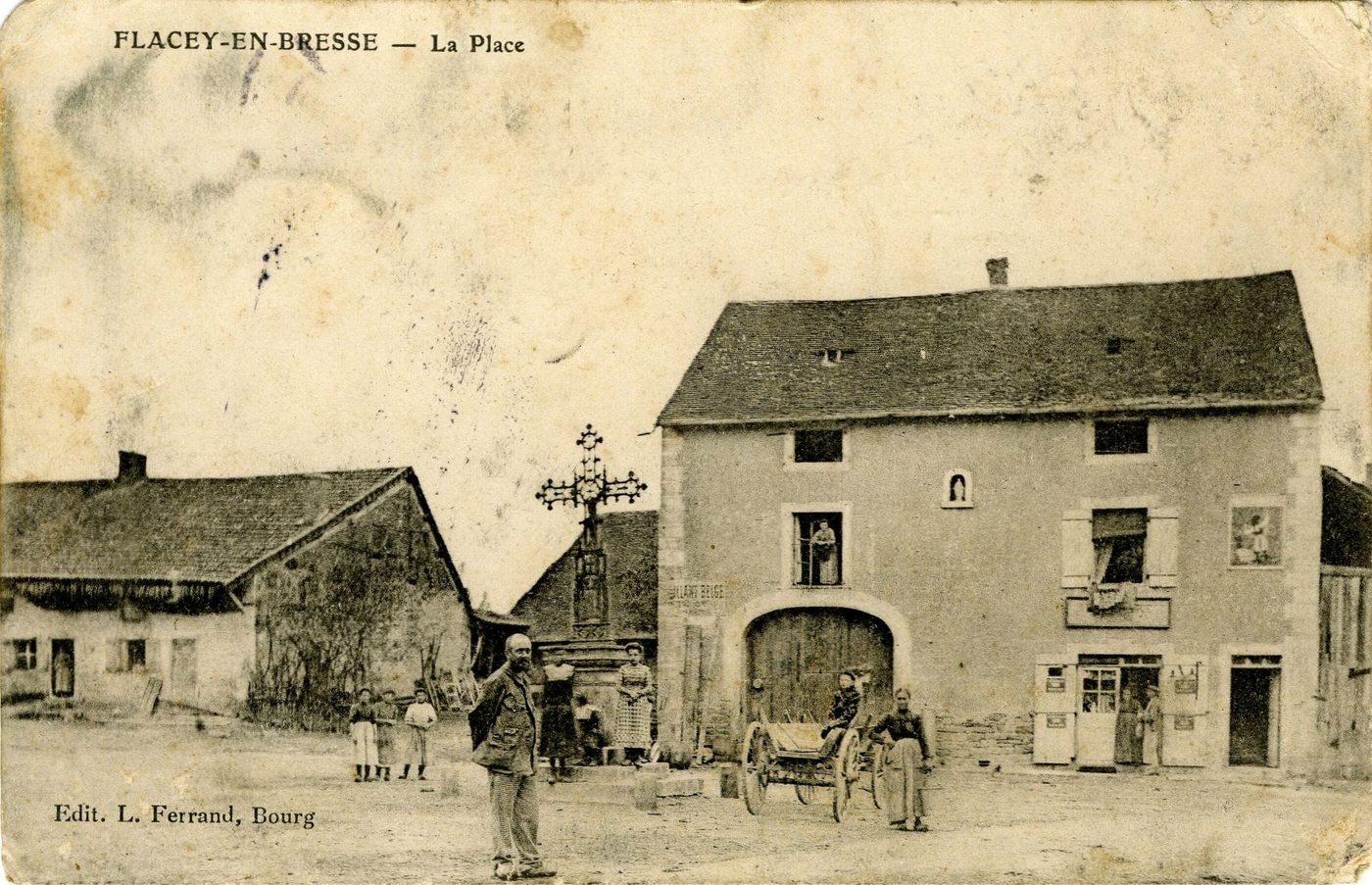 Flacey-en-Bresse. La place.