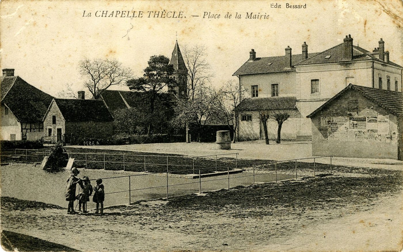 La Chapelle-Thècle. Place de la mairie.
