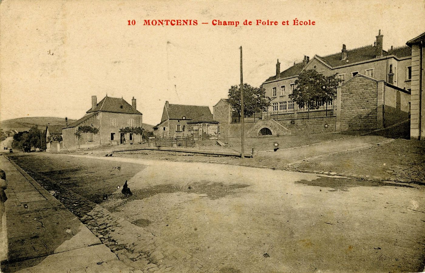 Montcenis. Champ de foire et école.