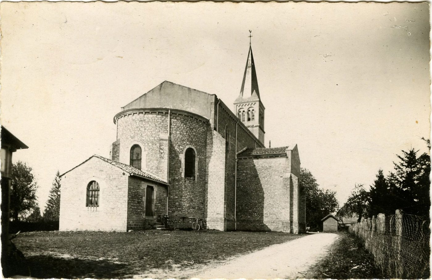 Montret. L'église.