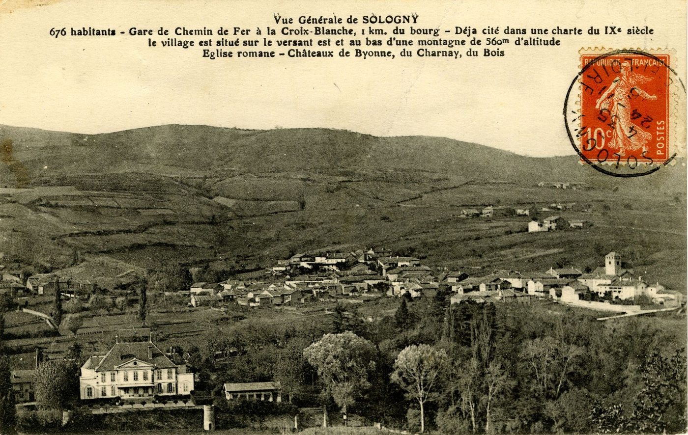 Vue générale de Sologny. 676 habitants. Gare de chemin de fer à la Croix-Blanche, 1 km du bourg. Déjà cité dans une charte du IXe s., le village est situé sur le versant est et au bas d'une montagne de 560 m d'altitude. Eglise romane. Châteaux de Byonne, du Charnay, du Bois.