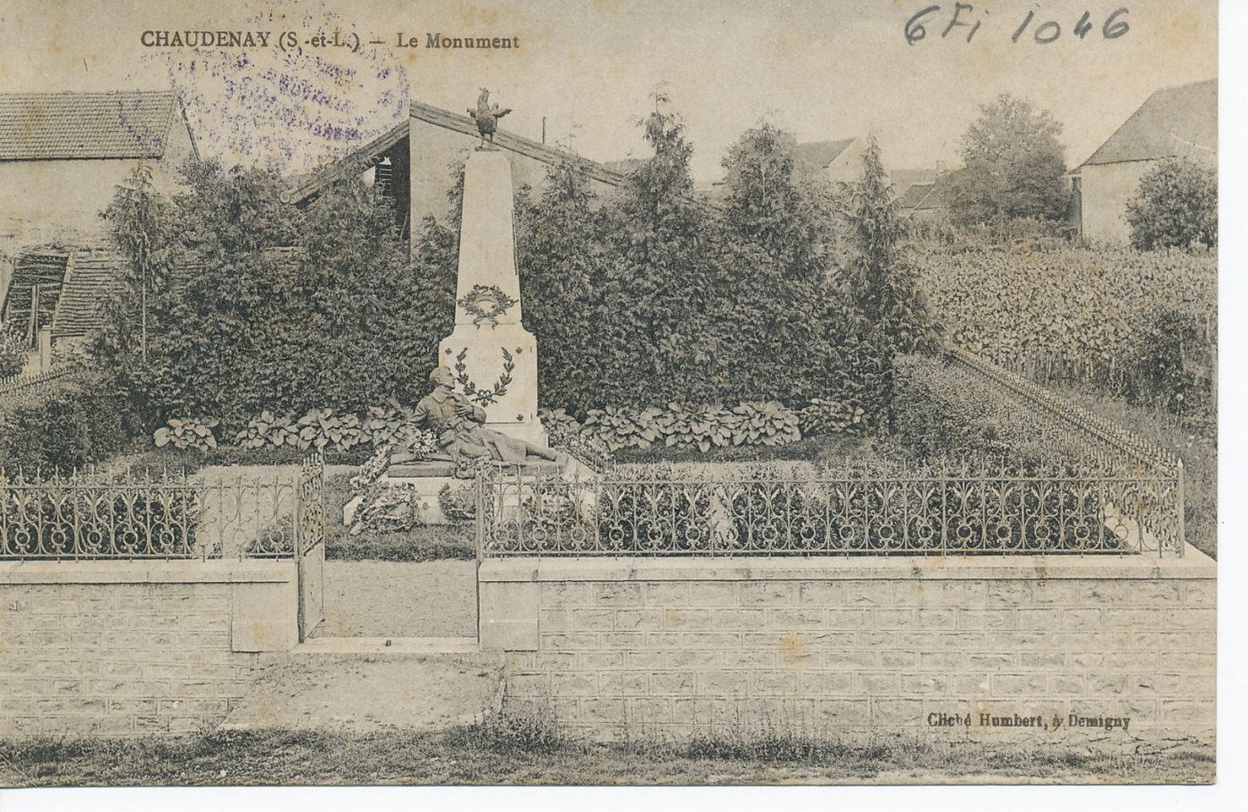 Chaudenay. Le monument.