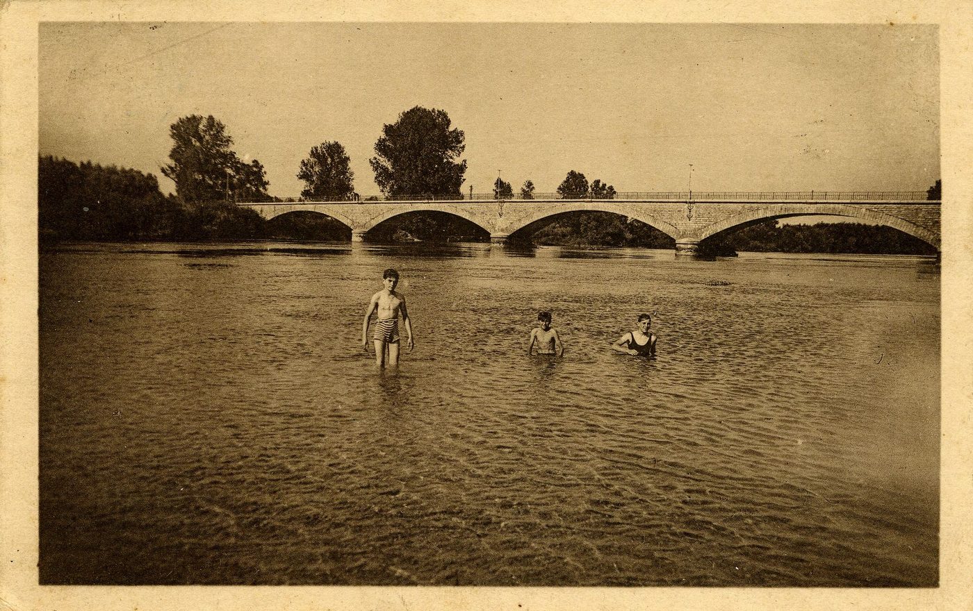 Lays-sur-le-Doubs. Le Doubs.