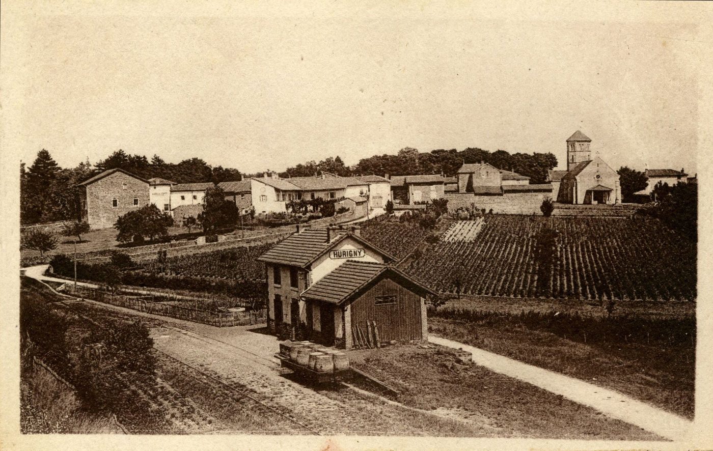 Environs de Mâcon. Hurigny. 809 habitants. 6 km de Mâcon. Situé sur une colline : cette commune appartenait autrefois au chapitre de Saint-Vincent par suite de la cession qui en avait été faite par Louis IV d'Outre-Mer. Eglise gothique. Château d'Hurigny, de Chazoux, de Salornay.