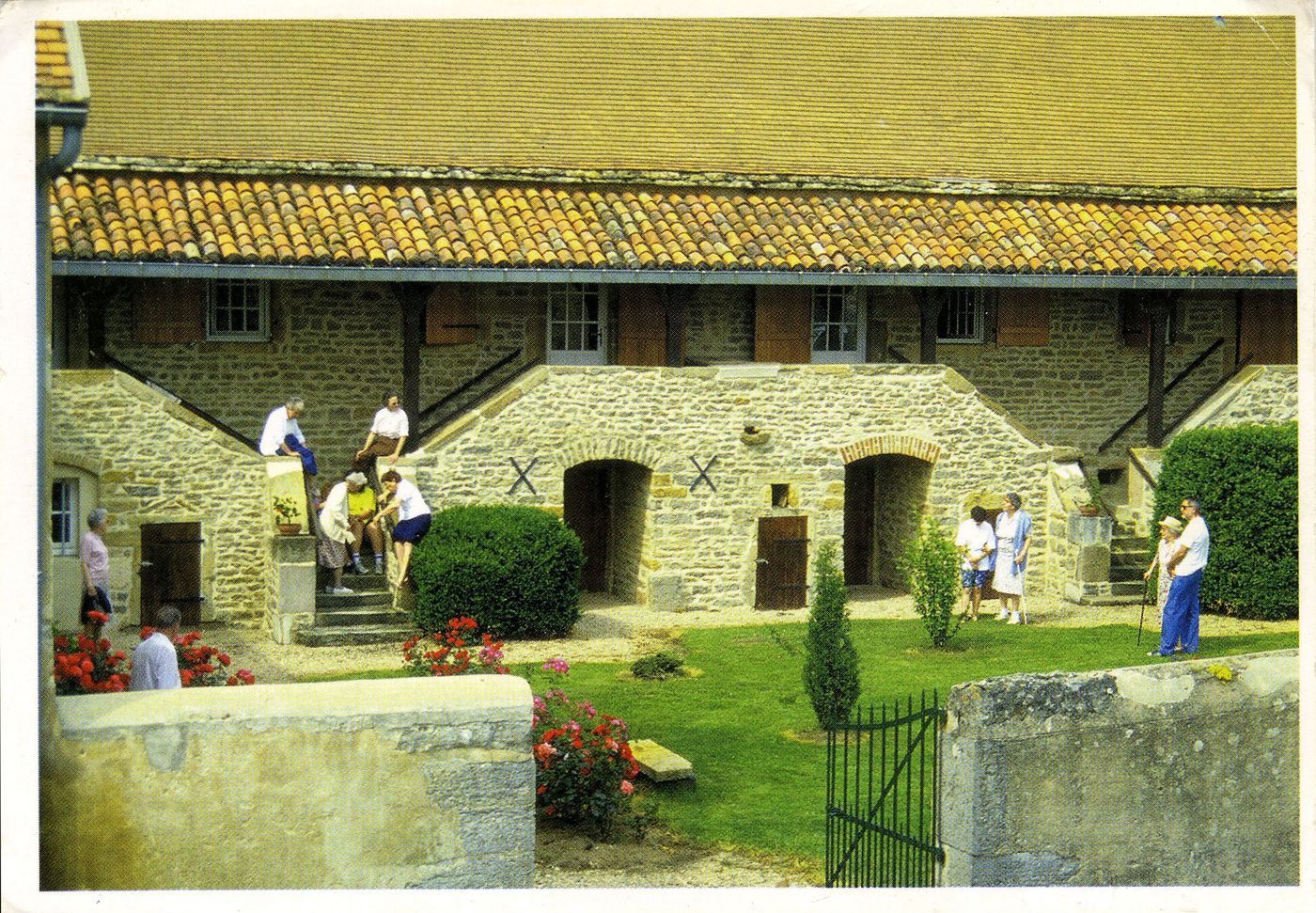 Les petits frères des pauvres, des fleurs avant le pain. Maison d'accueil pour personnes âgées (vacances et hébergement temporaire), Jully-lès-Buxy. 71390 Buxy.