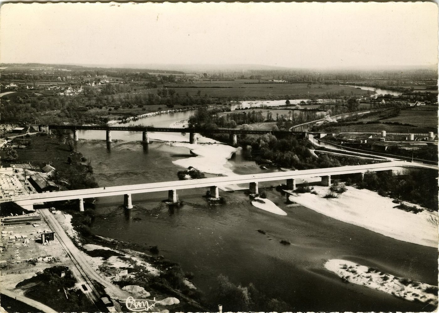 Gilly-sur-Loire. Vue aérienne. Le pont sur la Loire.