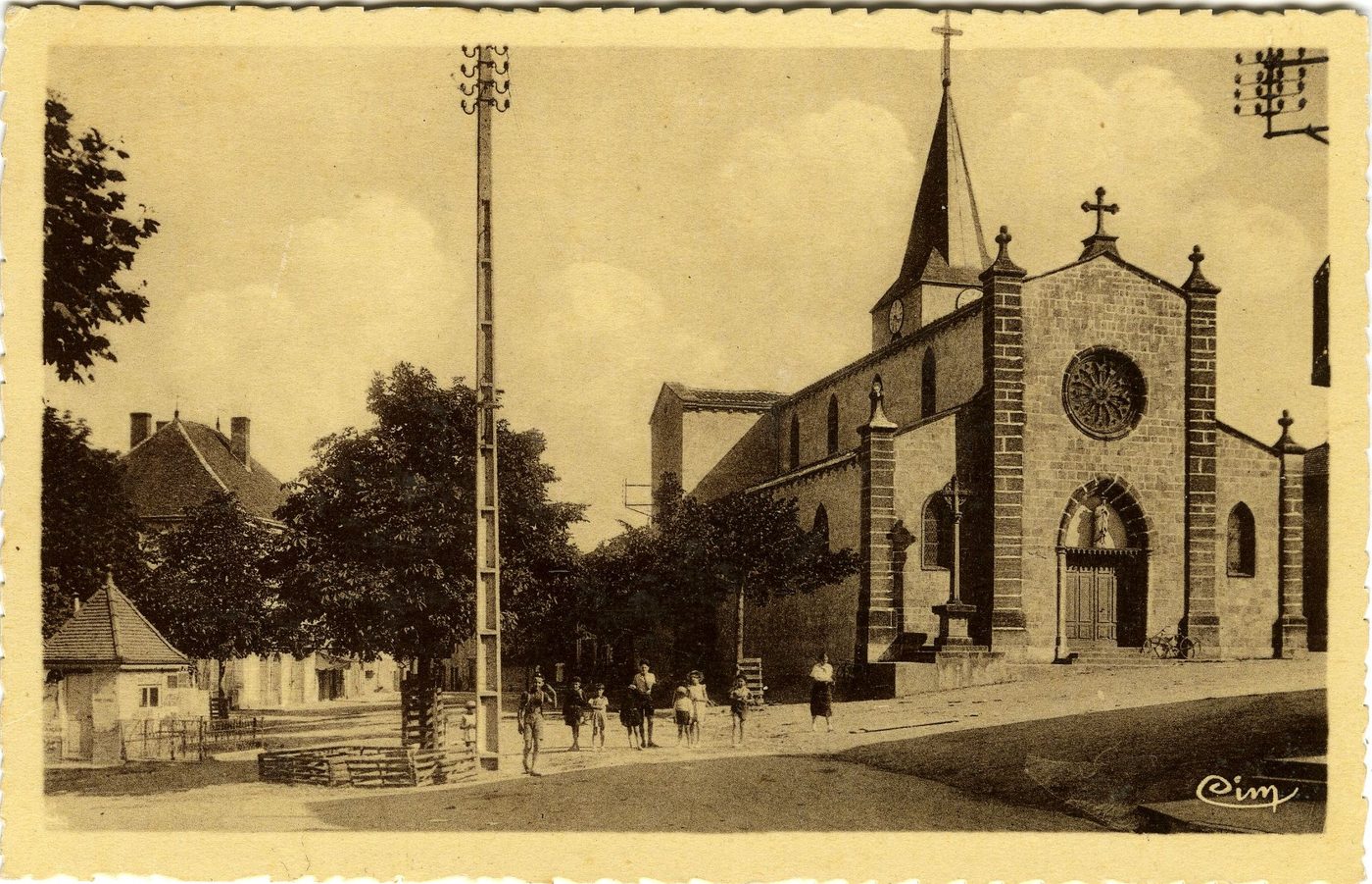 Dompierre-les-Ormes. Place de l'église.