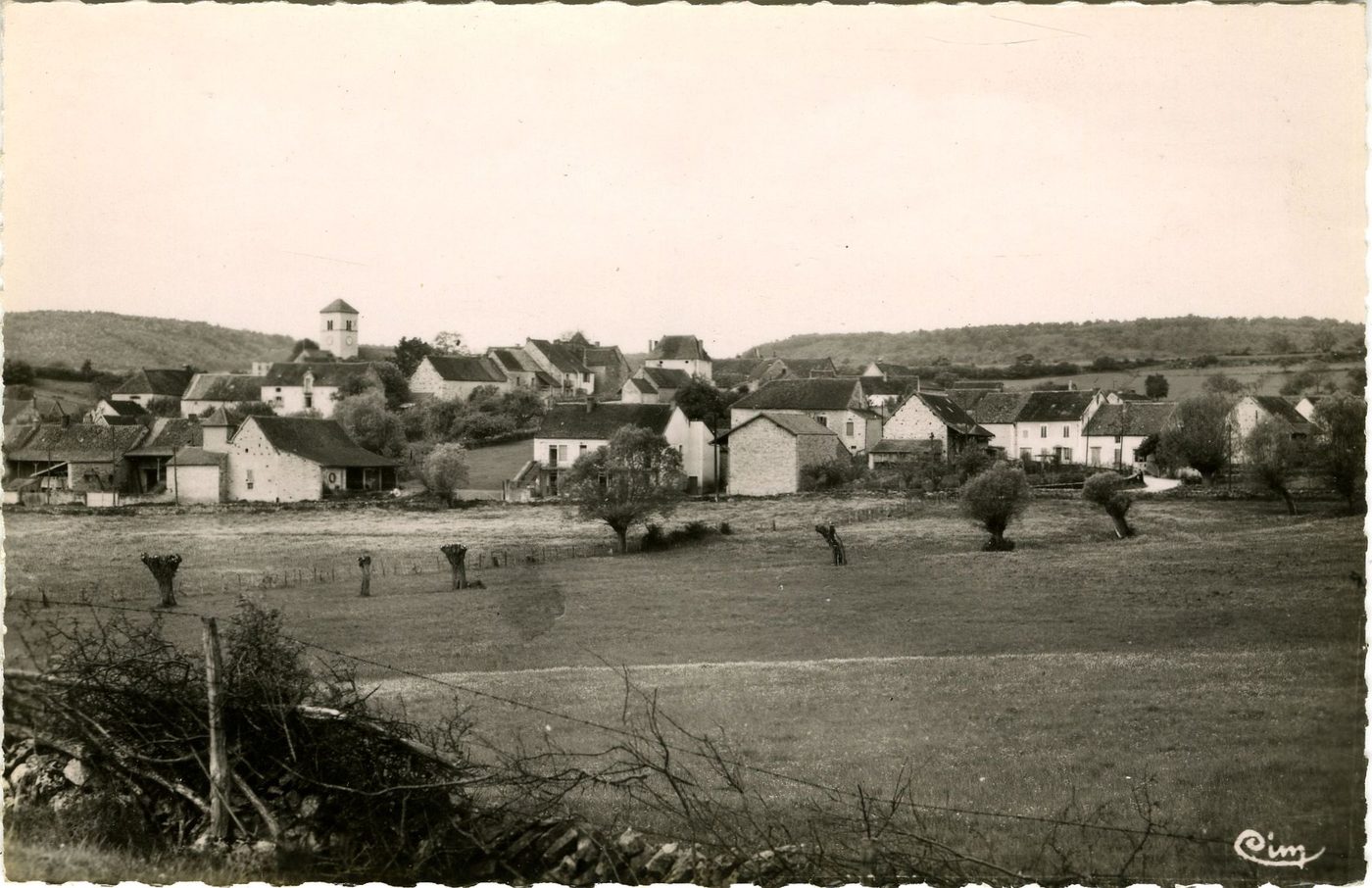 Curtil-sous-Burnand. Entrée du pays.