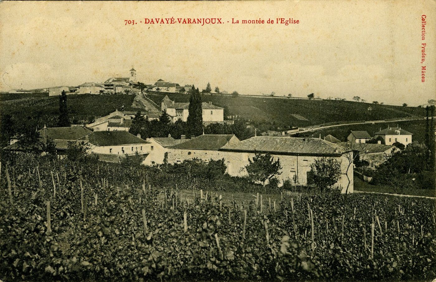 Davayé-Varanjoux. La montée de l'église.
