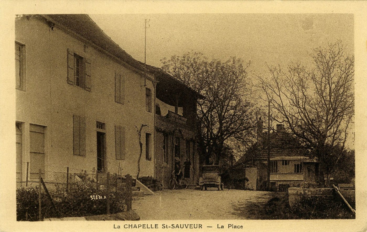 La Chapelle-Saint-Sauveur. La place.