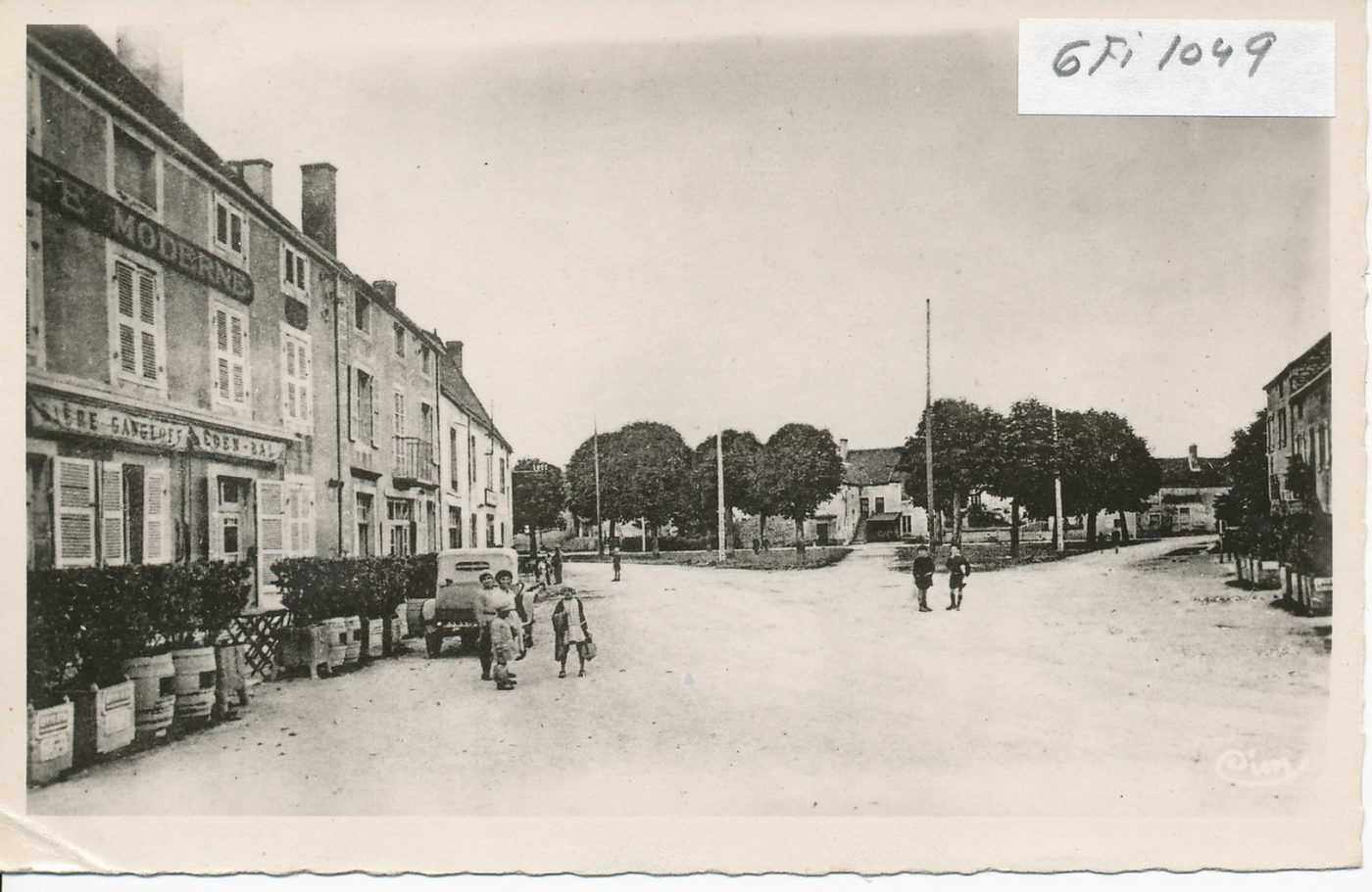Chaudenay. La place.