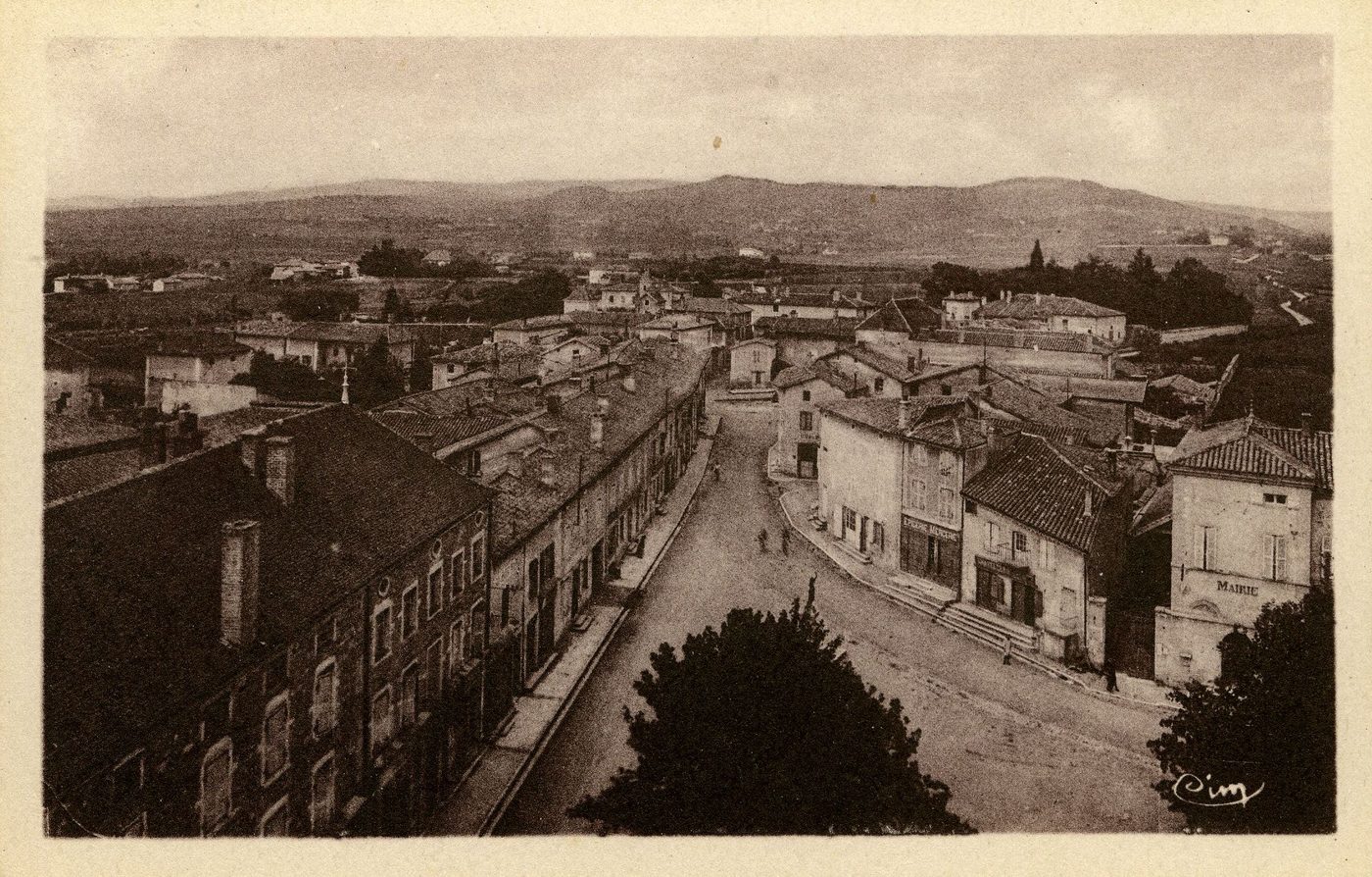 La Chapelle-de-Guinchay. Vue générale, au fond, les vignobles.
