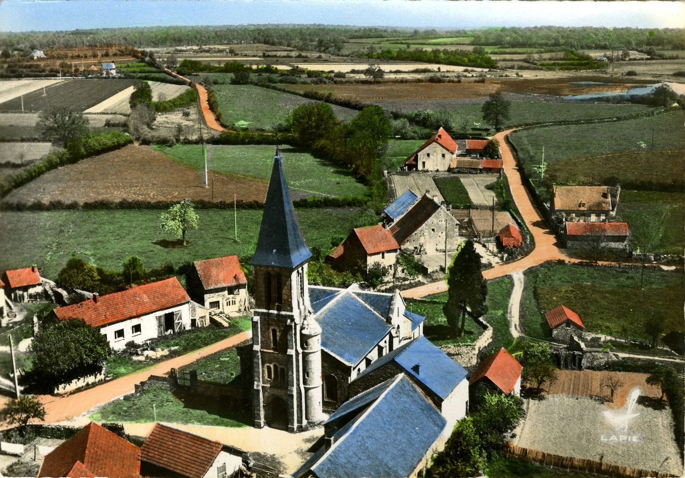 En avion au dessus de....Auxy. L'église.