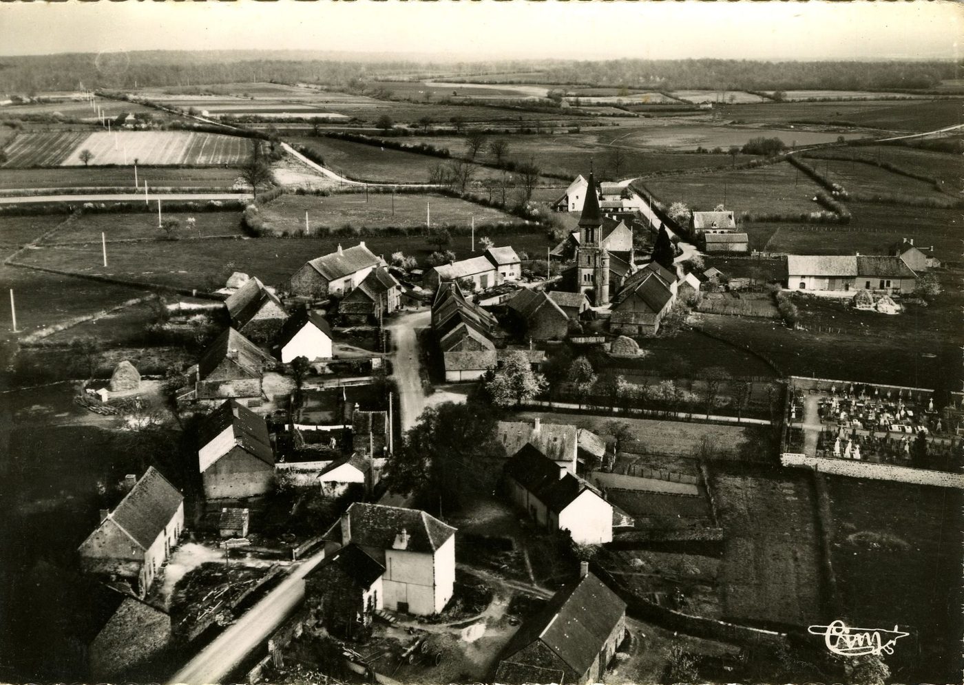 Auxy. Vue aérienne. Le bourg.
